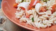 Eenvoudige koude pasta met kip en groenten