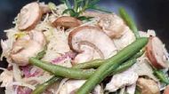 Gezonde fastfood wok met kip, groenten en currysaus