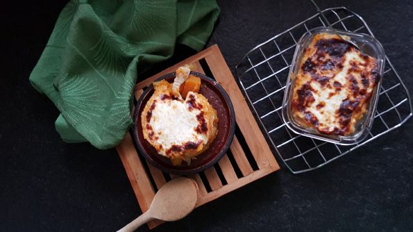 Laagjesschotel met pompoen, wortelpuree en kalkoen