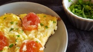 Gezonde omelet met bloemkoolrijst en tomaatjes