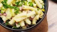 Macaroni met kaas, bacon en groenten