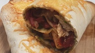 Wrap met warme groenten, pesto en kip in de oven
